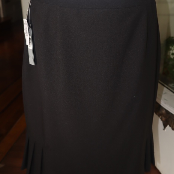 Beautiful black work skirt by Tahari A.S Levine - Picture 4 of 5